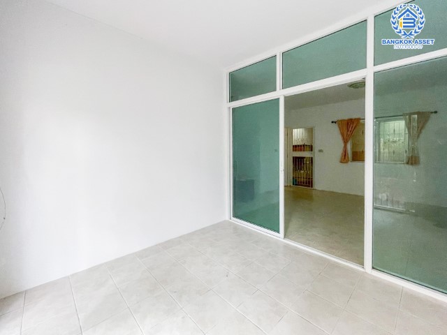 ทาวน์เฮ้าส์มือสองย่านนนทบุรี ม.พฤกษา37 กาญจนาภิเษก บนเนื้อที่ 16 ตร.ว. ฟังก์ชัน 3 ห้องนอน 2 ห้องน้ำ 1 ที่จอดรถ แถมฟรี! 1 เครื่องปรับอากาศ บ้านสภาพดี น่าอยู่ เชื่อมต่อถนนกาญจนาภิเษก ใกล้จุดขึ้นทางด่วน "ศรีรัช" และรถไฟฟ้าสายสีม่วง "สถานีสามแยกบางใหญ่" จองเลย